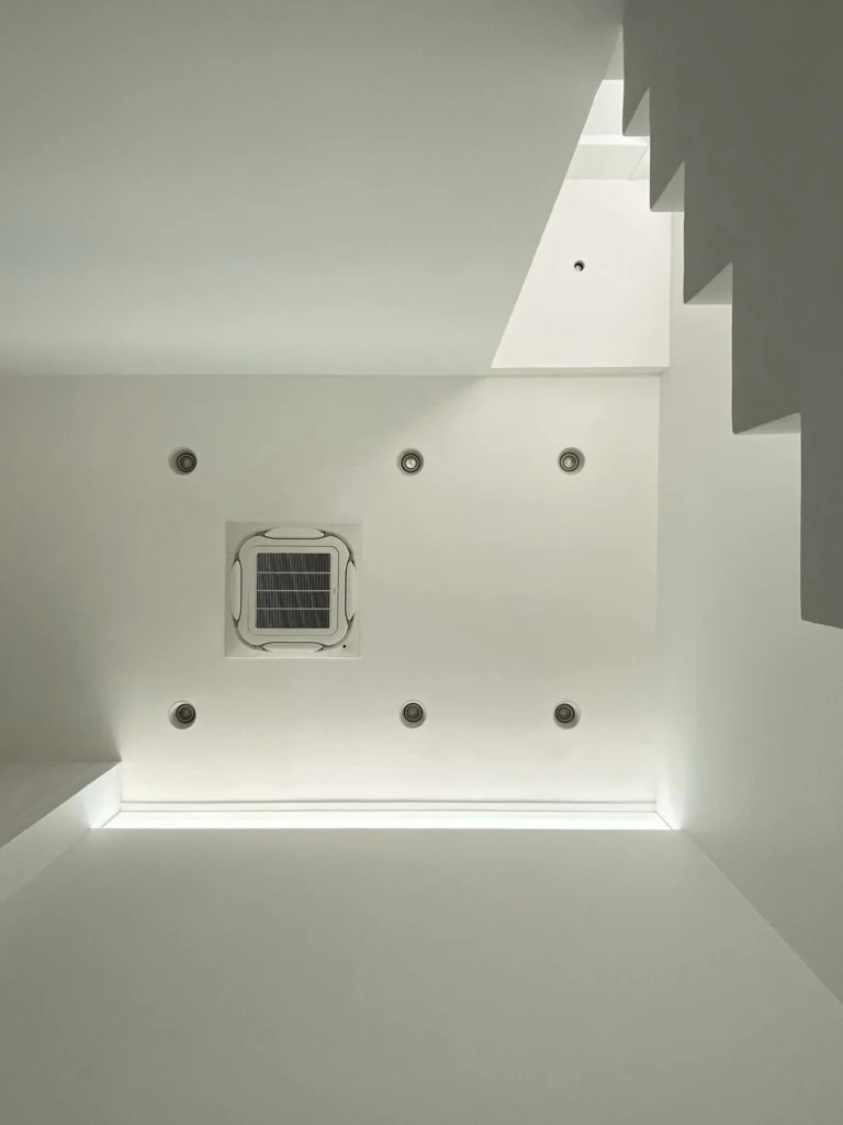 House Between the Wall - Gallery Image