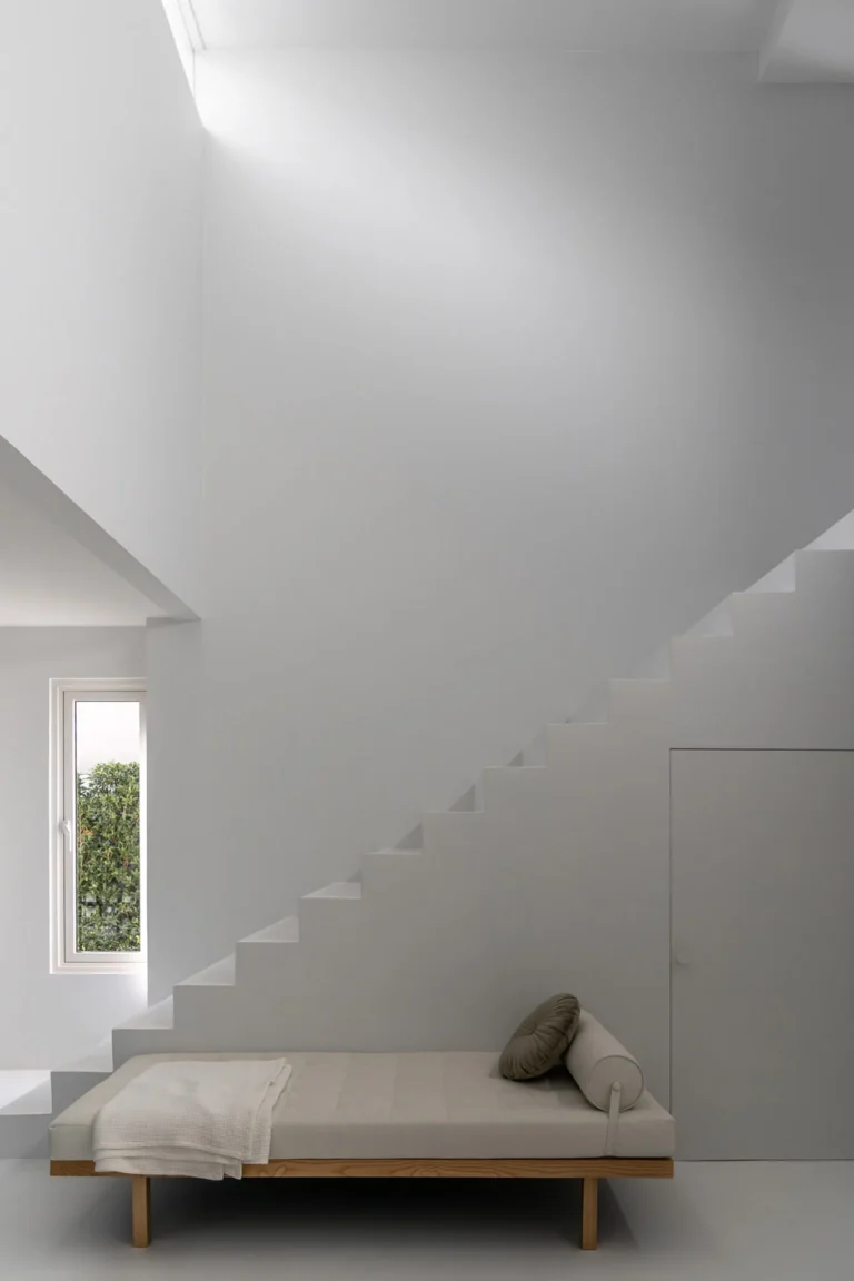 House between the wall 2048 jpg 2