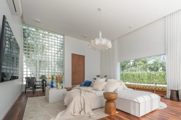 House between the wall 2048 jpg 6