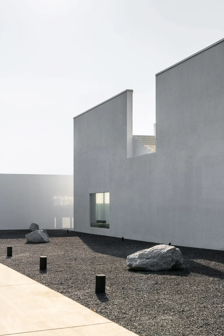 House between the wall 3600 1