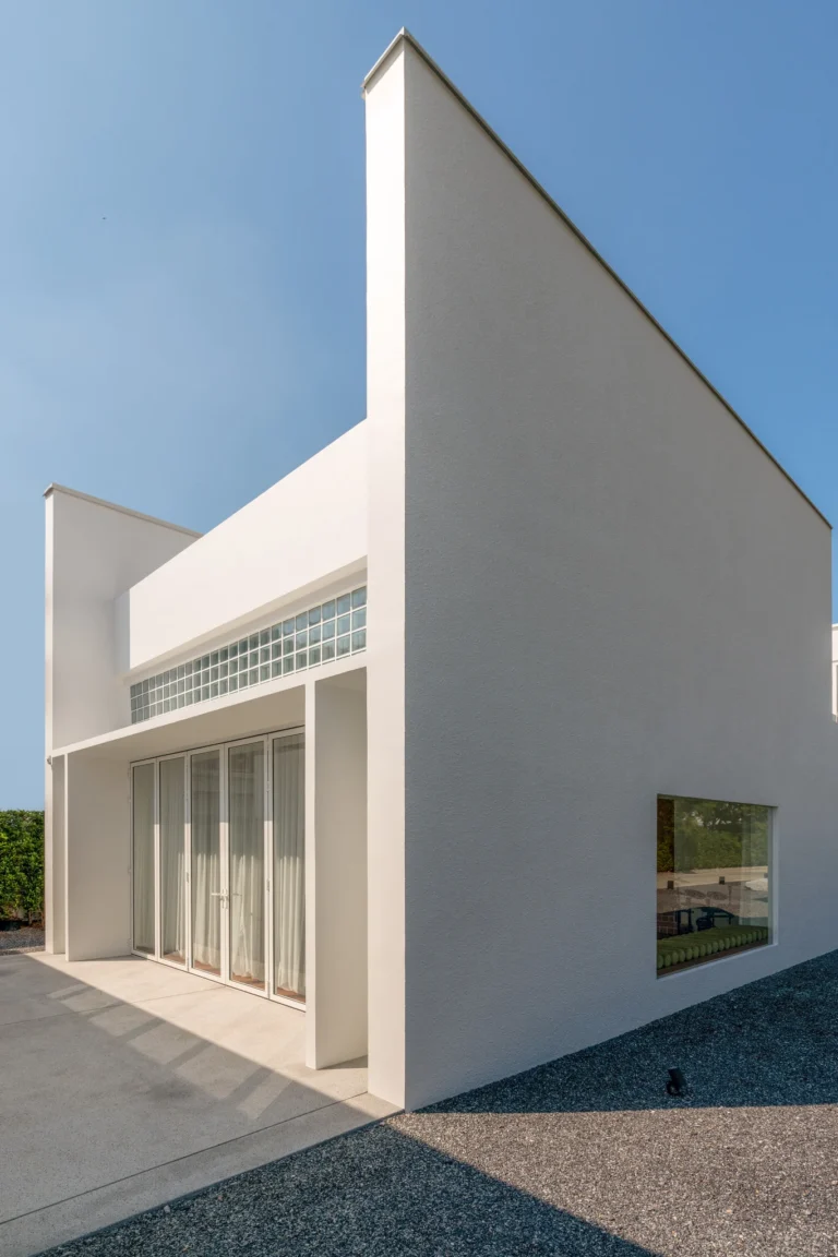 House between the wall 3600 13