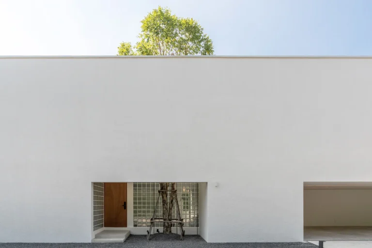 House between the wall 3600 15