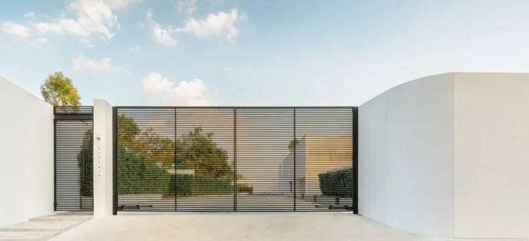 House between the wall 3600 47