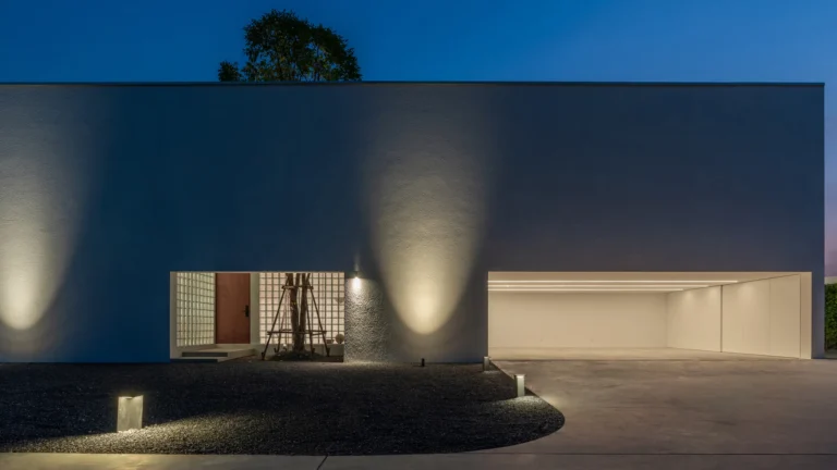 House between the wall 3600 52