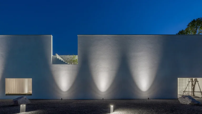 House between the wall 3600 55