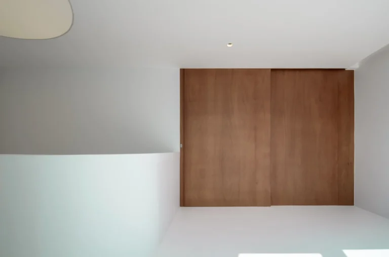 House between the wall 3600 62