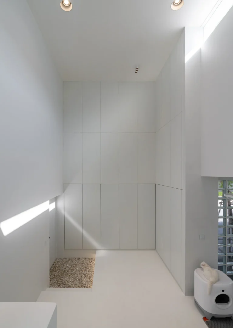 House between the wall 3600 8