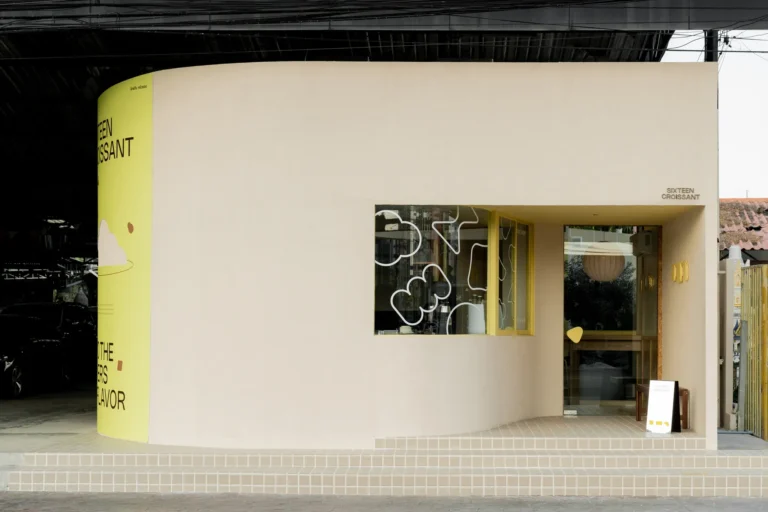 Sixteencroissant (1)